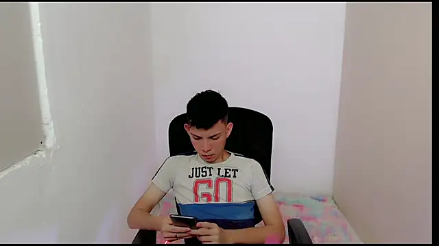 Snapshot of Alexxx_lov chatting on 02.25.25 Alexxx lov online show from 02.25.25