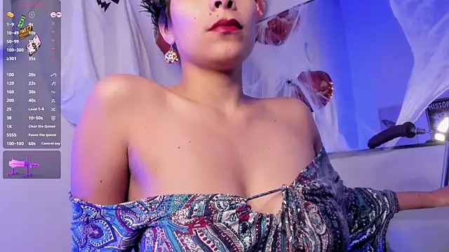 Snapshot of AnaChernova chatting on 10.25.25 AnaChernova online show from 10.25.25