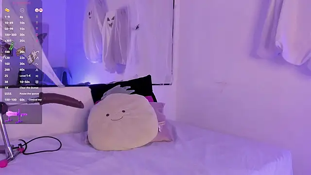 Snapshot of AnaChernova chatting on 10.27.25 AnaChernova online show from 10.27.25