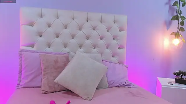 Miaa Taylor  online show from 09.24.25