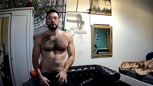 Snapshot of Kleinerabstecher chatting on 02.25.25 Kleinerabstecher online show from 02.25.25