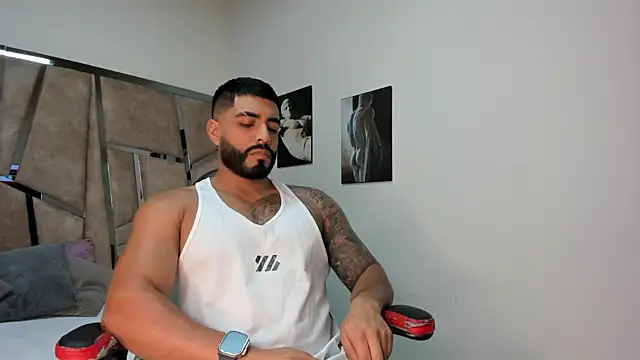 Snapshot of LeandroRusso chatting on 02.06.25 LeandroRusso online show from 02.06.25