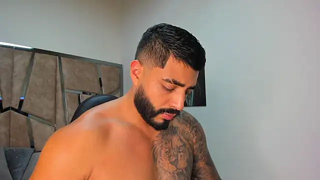 Snapshot of LeandroRusso chatting on 02.25.25 LeandroRusso online show from 02.25.25