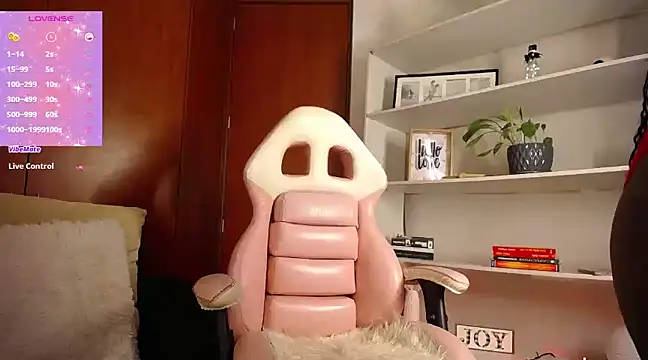 Snapshot of miaderail chatting on 12.10.24 miaderail online show from 12.10.24