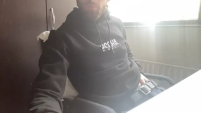 Snapshot of bullyboyy chatting on 10.07.25 bullyboyy online show from 10.07.25