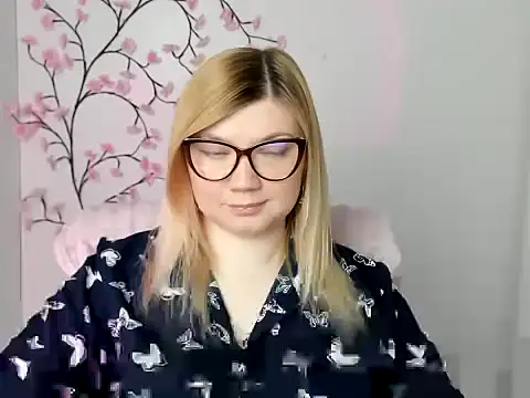Snapshot of Lola_moree chatting on 04.22.26 Lola moree online show from 04.22.26