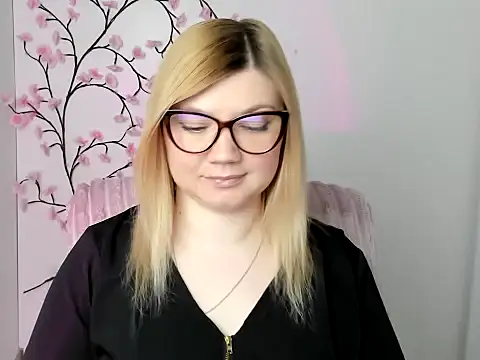 Snapshot of Lola_moree chatting on 04.24.26 Lola moree online show from 04.24.26