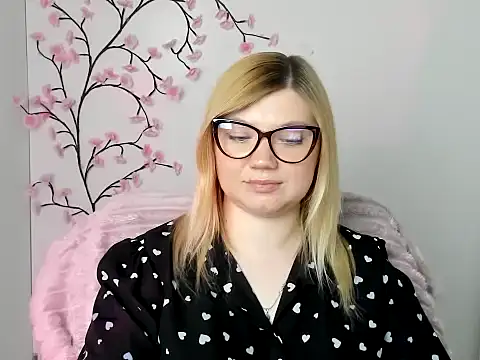 Snapshot of Lola_moree chatting on 05.11.26 Lola moree online show from 05.11.26