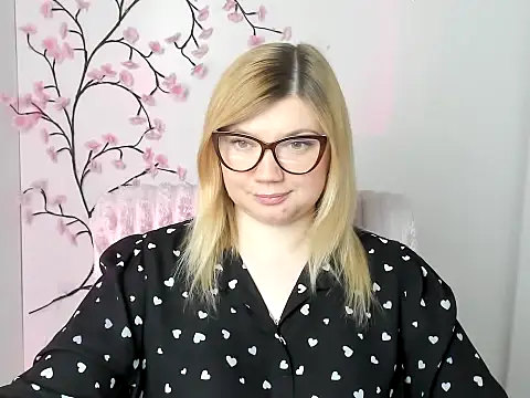 Snapshot of Lola_moree chatting on 05.14.26 Lola moree online show from 05.14.26