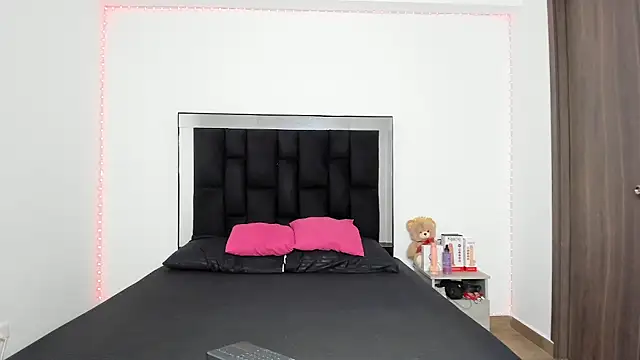 Snapshot of victoriacolin chatting on 02.21.25 victoriacolin online show from 02.21.25