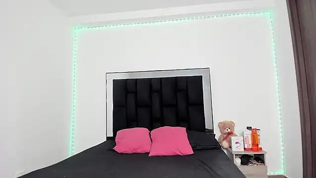 Snapshot of victoriacolin chatting on 02.28.25 victoriacolin online show from 02.28.25