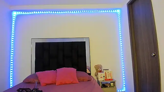 Snapshot of victoriacolin chatting on 03.04.25 victoriacolin online show from 03.04.25