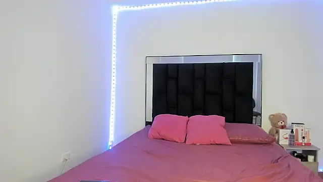 Snapshot of victoriacolin chatting on 03.07.25 victoriacolin online show from 03.07.25