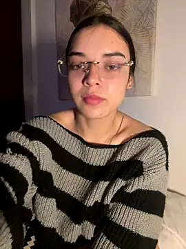 Snapshot of eileensophi chatting on 10.15.25 eileensophi online show from 10.15.25