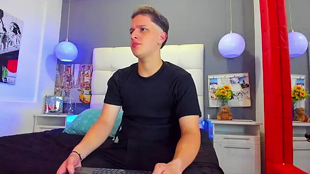 Thomas May4rs online show from 03.11.25