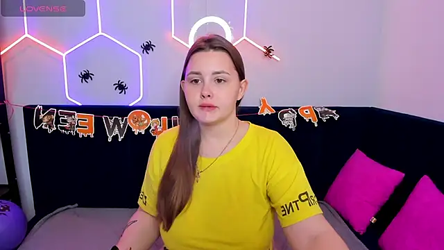 Snapshot of MargaretRoyy chatting on 10.30.25 MargaretRoyy online show from 10.30.25