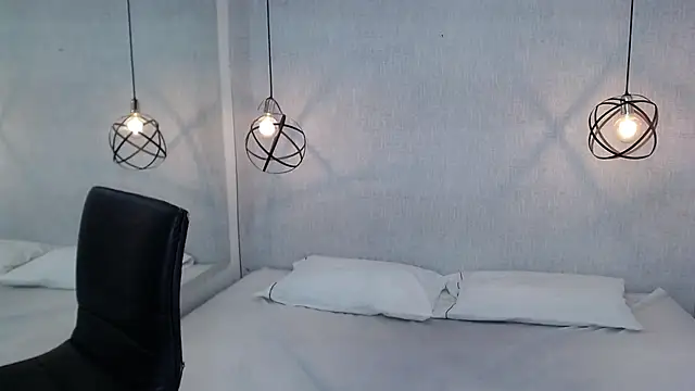 Liiamthompson online show from 03.17.25