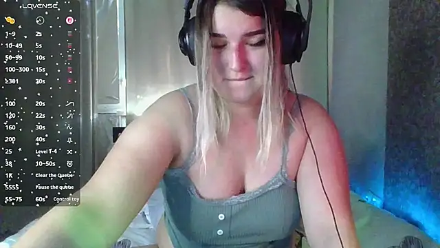 Snapshot of Jenny_Smit chatting on 11.17.25 Jenny Smit online show from 11.17.25