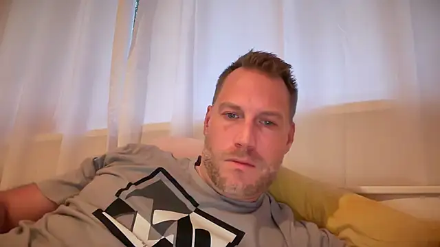 Snapshot of Christian87xxx chatting on 09.18.25 Christian87xxx online show from 09.18.25