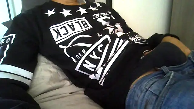 Snapshot of tommyboyteen chatting on 10.29.25 tommyboyteen online show from 10.29.25