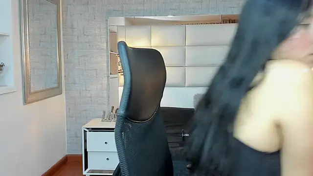 Nohemi louse online show from 10.04.25