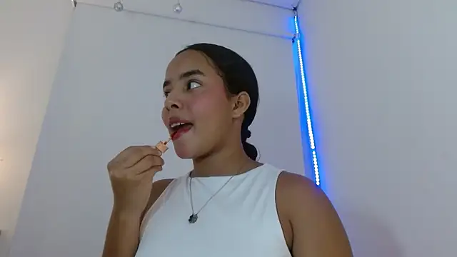 Roxy Stonee online show from 09.24.25