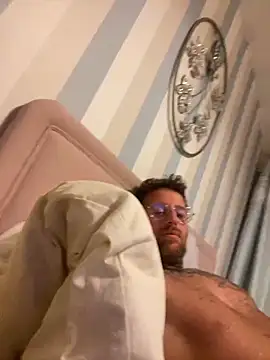 Snapshot of Jamesdeanmcqueen chatting on 02.05.25 Jamesdeanmcqueen online show from 02.05.25