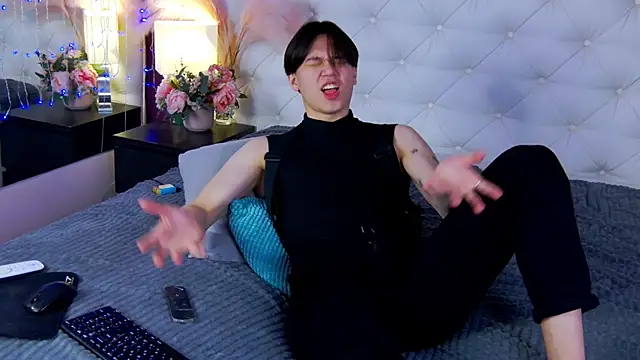 Snapshot of just_gay_ chatting on 03.10.25 just gay online show from 03.10.25