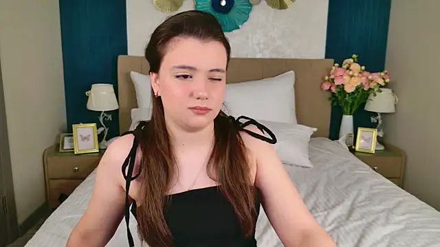 Snapshot of Pauline_Heaven chatting on 12.18.25 Pauline Heaven online show from 12.18.25