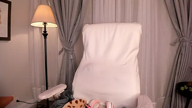 Gigi Strawberry online show from 11.06.25