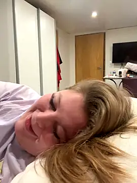 Snapshot of Lars-Lola chatting on 12.05.25 Lars-Lola online show from 12.05.25