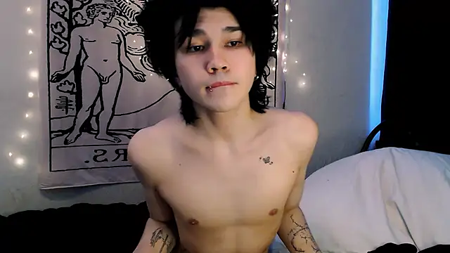 Snapshot of rennnuts chatting on 03.15.25 rennnuts online show from 03.15.25