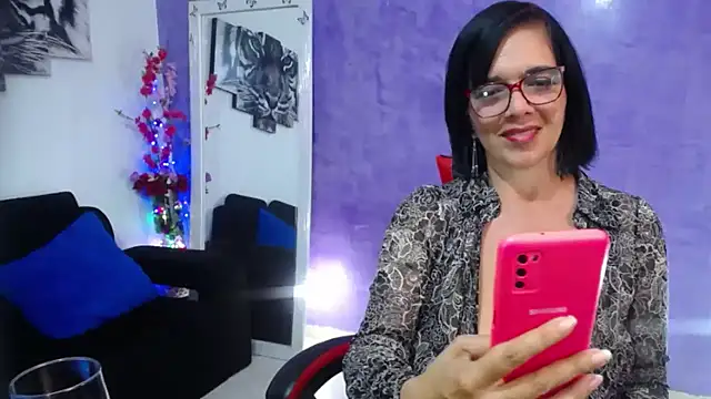 Snapshot of sarasmith3 chatting on 10.19.25 sarasmith3 online show from 10.19.25