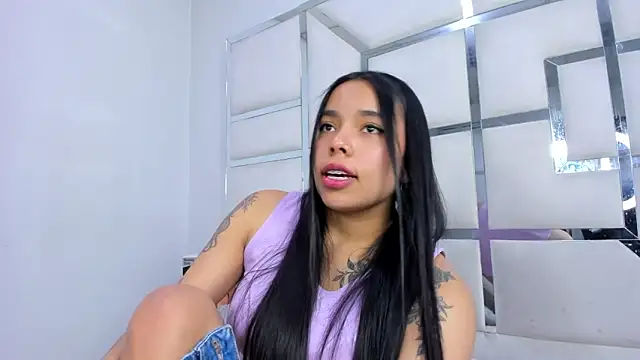 Snapshot of ZoeWan69 chatting on 11.02.25 ZoeWan69 online show from 11.02.25