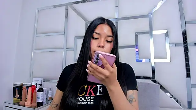 Snapshot of ZoeWan69 chatting on 11.07.25 ZoeWan69 online show from 11.07.25