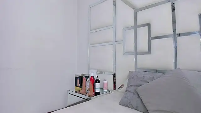 Snapshot of ZoeWan69 chatting on 12.19.25 ZoeWan69 online show from 12.19.25