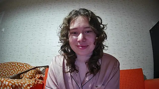 Snapshot of girliemilk chatting on 10.29.25 girliemilk online show from 10.29.25