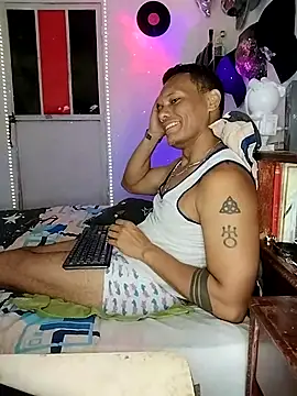 Snapshot of XhaseFoX chatting on 03.08.25 XhaseFoX online show from 03.08.25