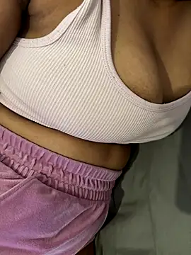 Snapshot of shakybabyx chatting on 10.18.25 shakybabyx online show from 10.18.25