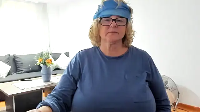 NoraJohnson6 online show from 09.17.25