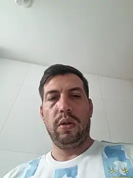 Snapshot of reyarturs13 chatting on 02.14.25 reyarturs13 online show from 02.14.25