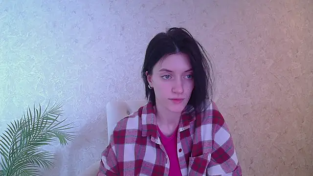 roxy riot  online show from 03.04.25