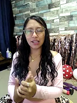 Snapshot of isabella_beauty_01 chatting on 02.15.25 isabella beauty 01 online show from 02.15.25