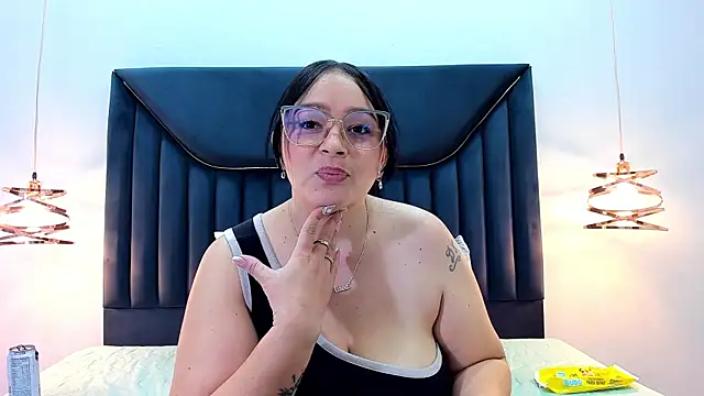 Snapshot of ZamiraGates chatting on 02.26.25 ZamiraGates online show from 02.26.25