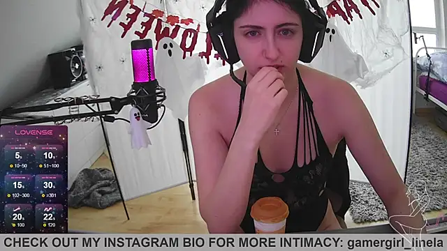 Snapshot of Gamergirl-Linela chatting on 10.24.25 Gamergirl-Linela online show from 10.24.25