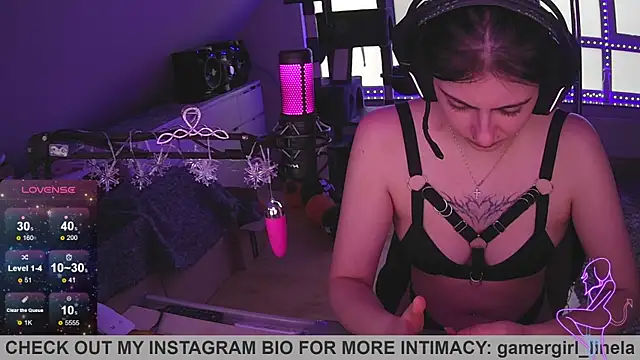 Snapshot of Gamergirl-Linela chatting on 11.09.25 Gamergirl-Linela online show from 11.09.25