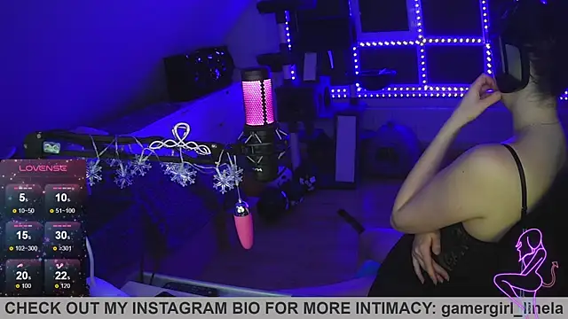 Snapshot of Gamergirl-Linela chatting on 11.11.25 Gamergirl-Linela online show from 11.11.25