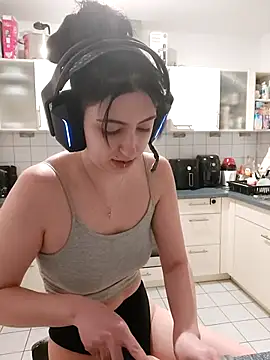 Snapshot of Gamergirl-Linela chatting on 11.21.25 Gamergirl-Linela online show from 11.21.25