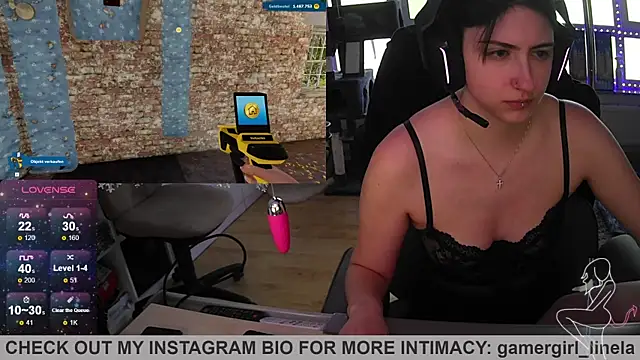 Snapshot of Gamergirl-Linela chatting on 12.18.25 Gamergirl-Linela online show from 12.18.25