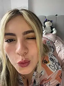 Snapshot of Cloee_Rainbow1 chatting on 06.16.26 Cloee Rainbow1 online show from 06.16.26